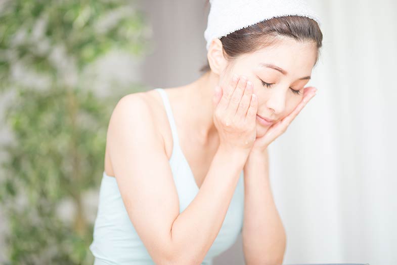 洗顔だけでは落ちない毛穴汚れにクレンジングが効果的